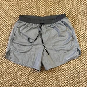 NIKE MENS GREY RUNNING SHORTS